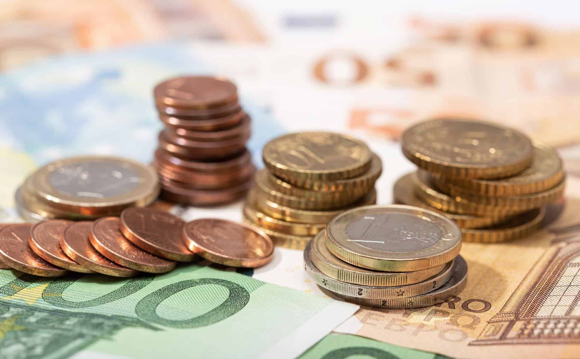 moedas e notas de euro a ilustrar texto sobre o suplemento extraordinário aos pensionistas