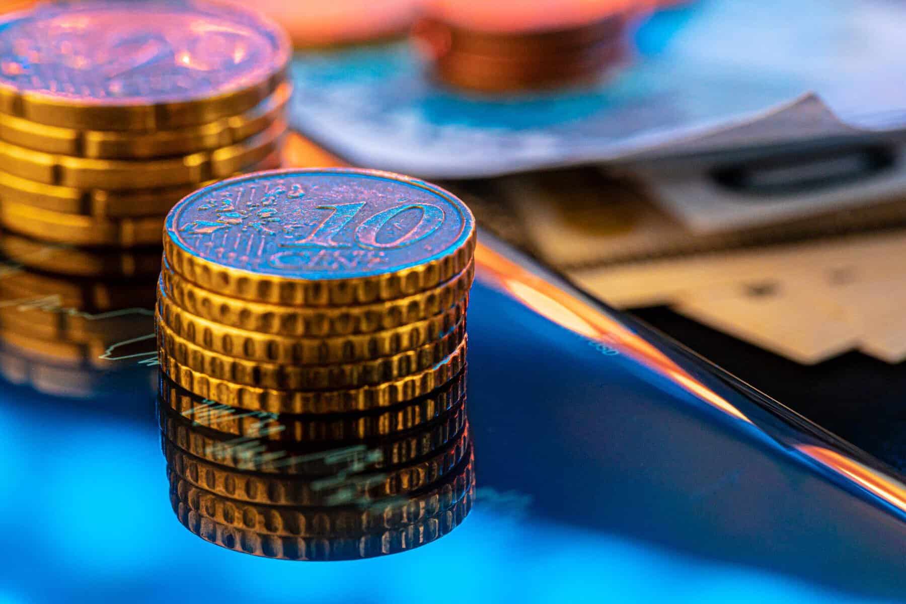 moedas de euro a ilustrar o conceito de risco e retorno nos investimentos