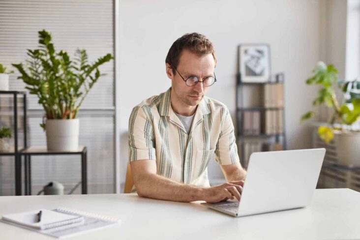Homem a trabalhar no computador