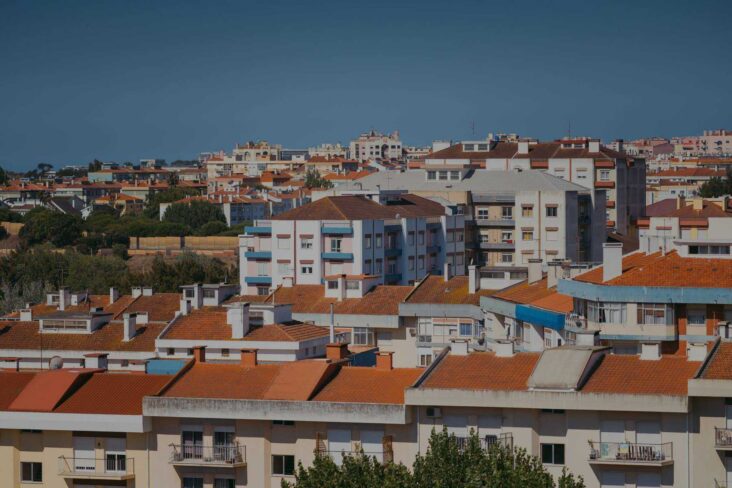 Prédios em Portugal a ilustrar artigo sobre preços da habitação