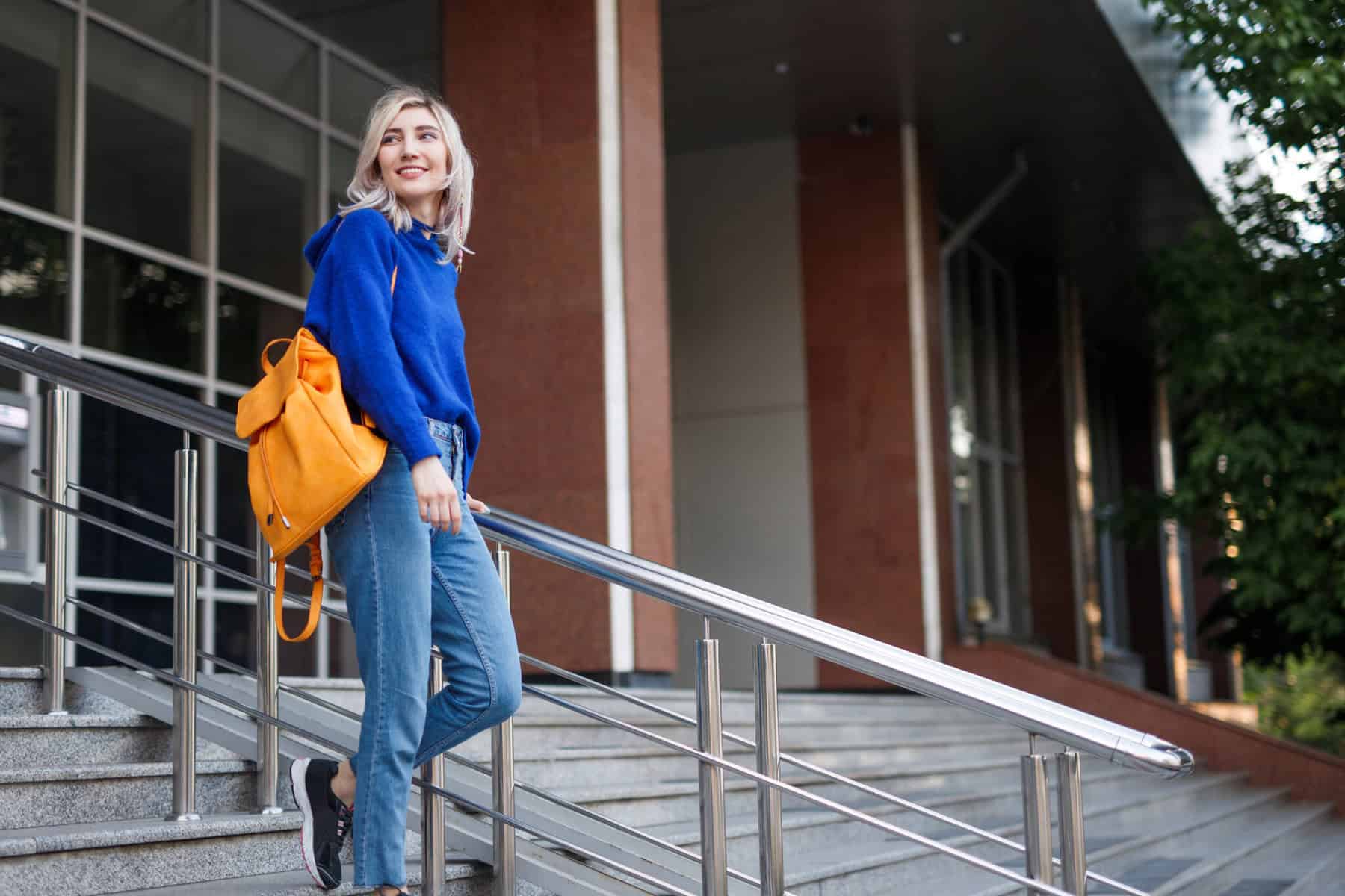 Rapariga estudante a sair da universidade, a evocar o prémio salarial
