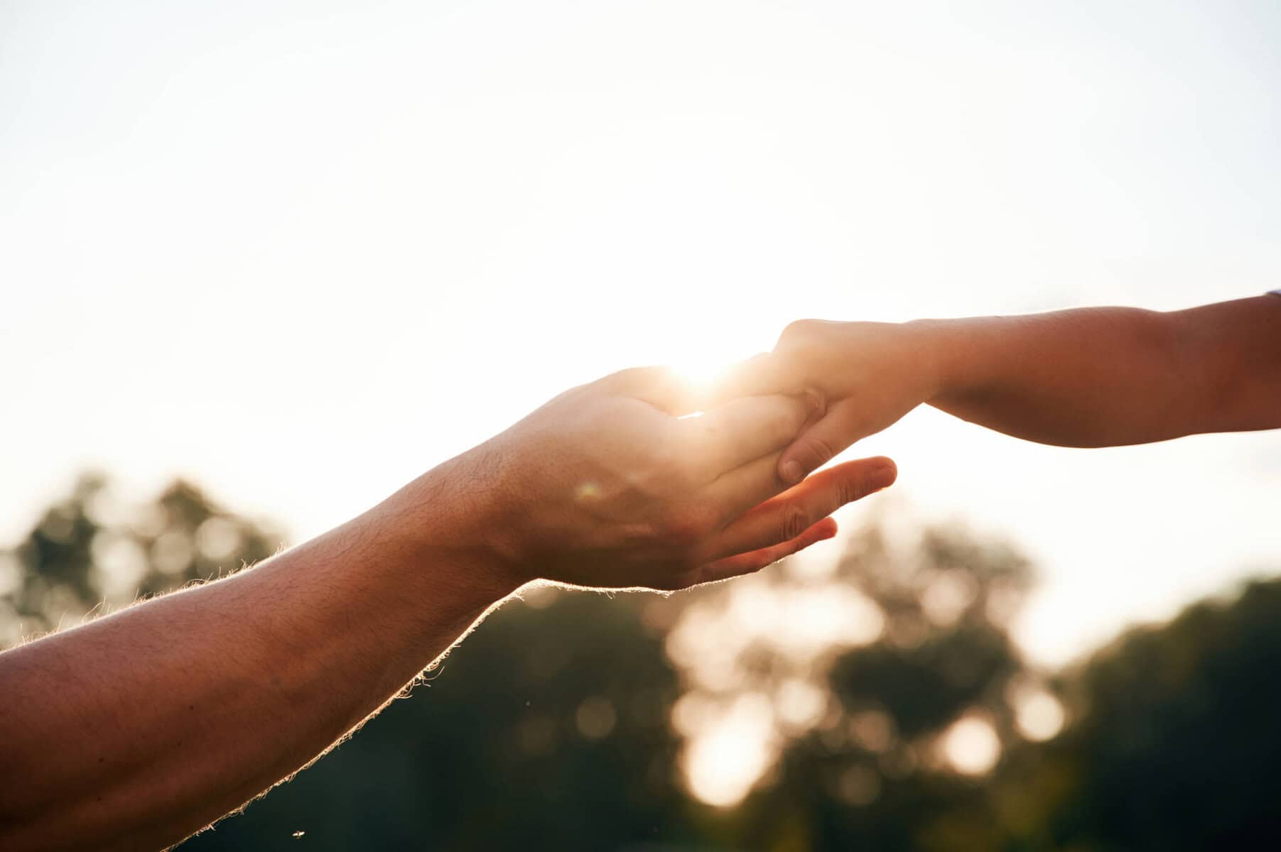 duas mãos encontram-se, num gesto de solidariedade