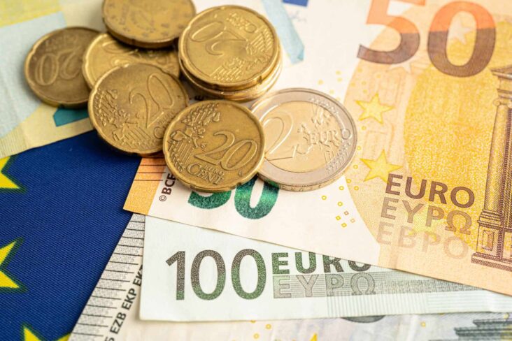 Notas e moedas de euro.