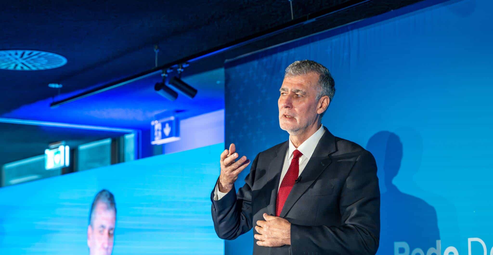 Almirante Gouveia e Melo discursa durante a Convenção da Rede Doutor Finanças