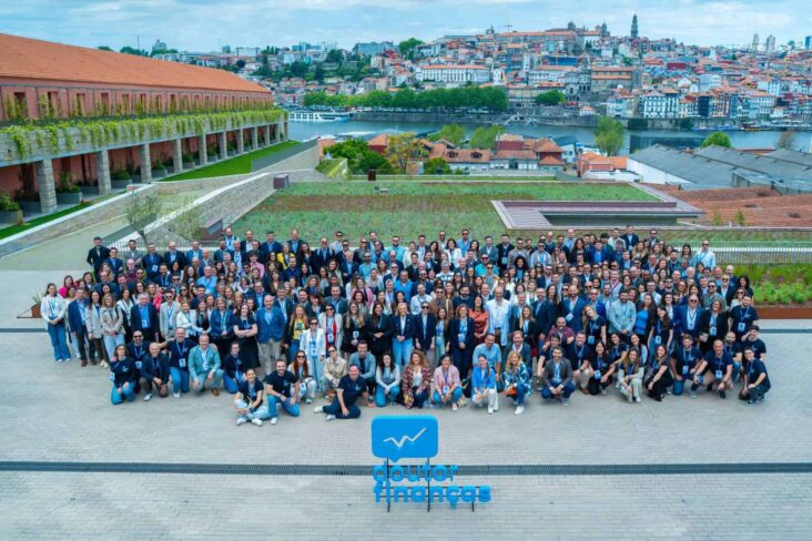 Participantes da Convenção Doutor Finanças junto do logotipo do intermediário de crédito